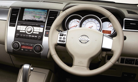 NISSAN TIIDA