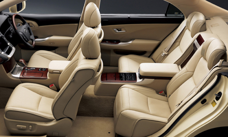 TOYOTA CROWN MAJESTA