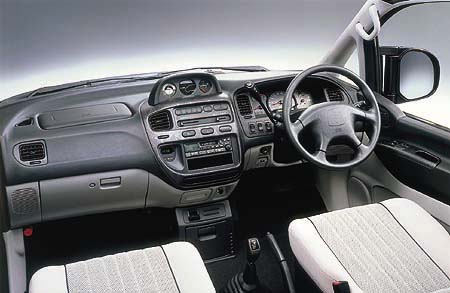 MITSUBISHI DELICA SPACE GEAR