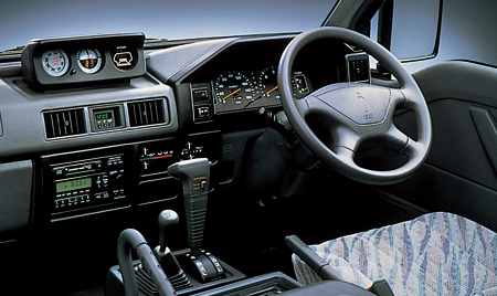 MITSUBISHI DELICA STAR WAGON