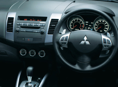 MITSUBISHI OUTLANDER 24G PREMIUM